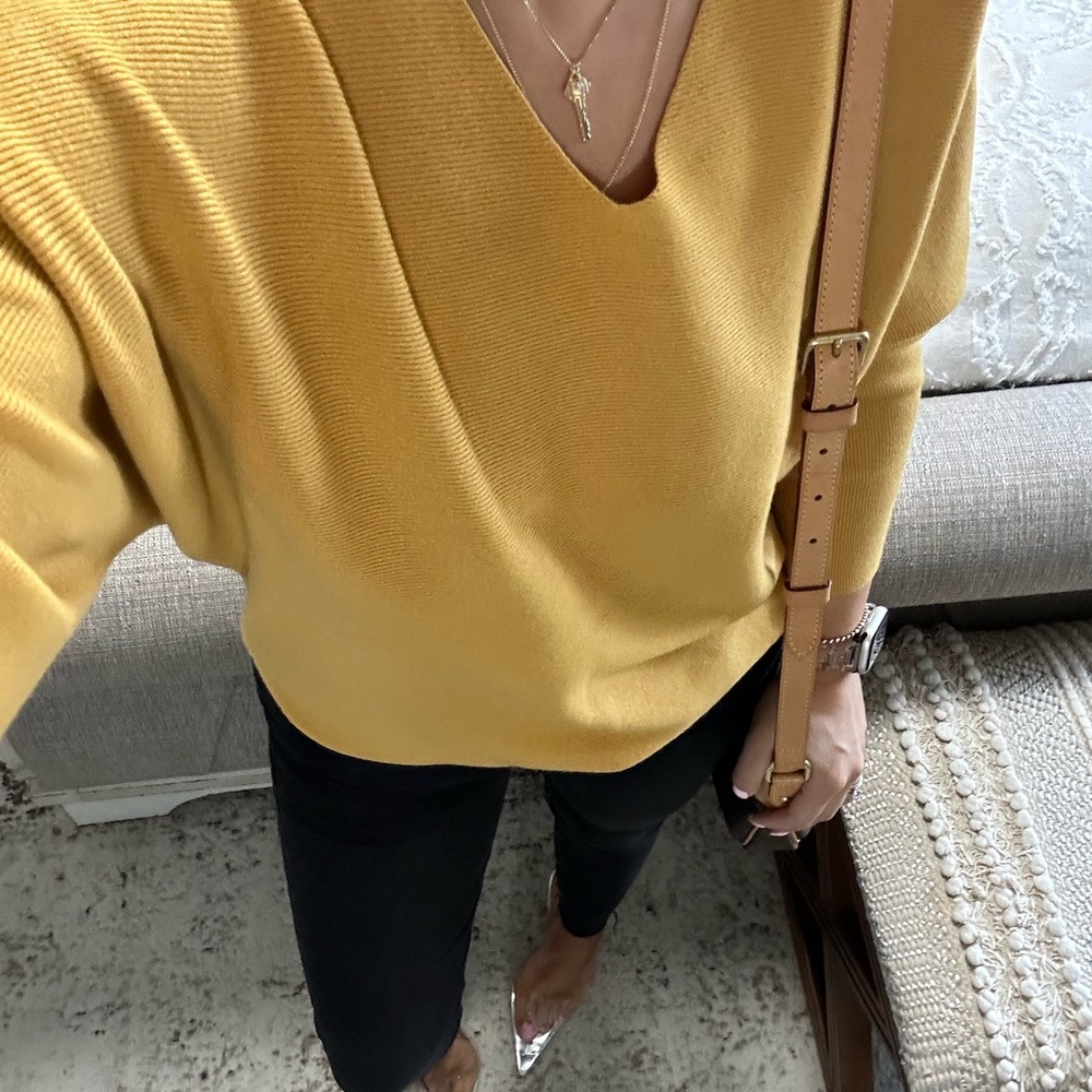 New❤️Soft ribbed v cut turmeric color top - Picture 5 of 7